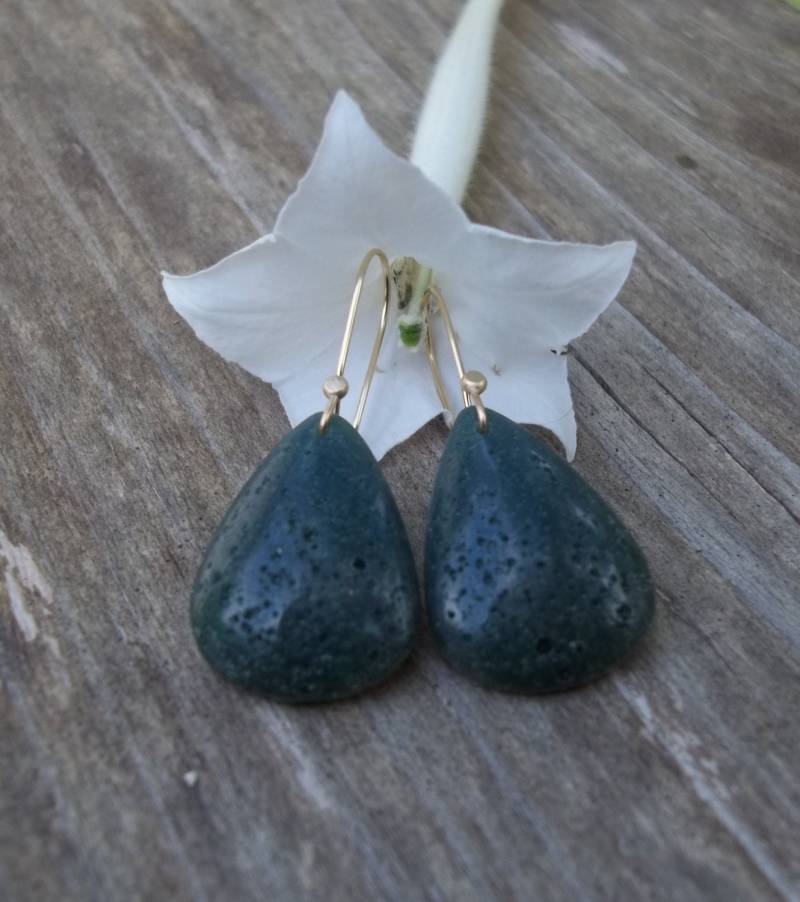 Leland Blue Antique Schlacke Briolette 14K Solides Gold Ohrringe Leland Blue Antique Schlacke Briolette 14K Solides Gold Ohrringe von JPGemJewels