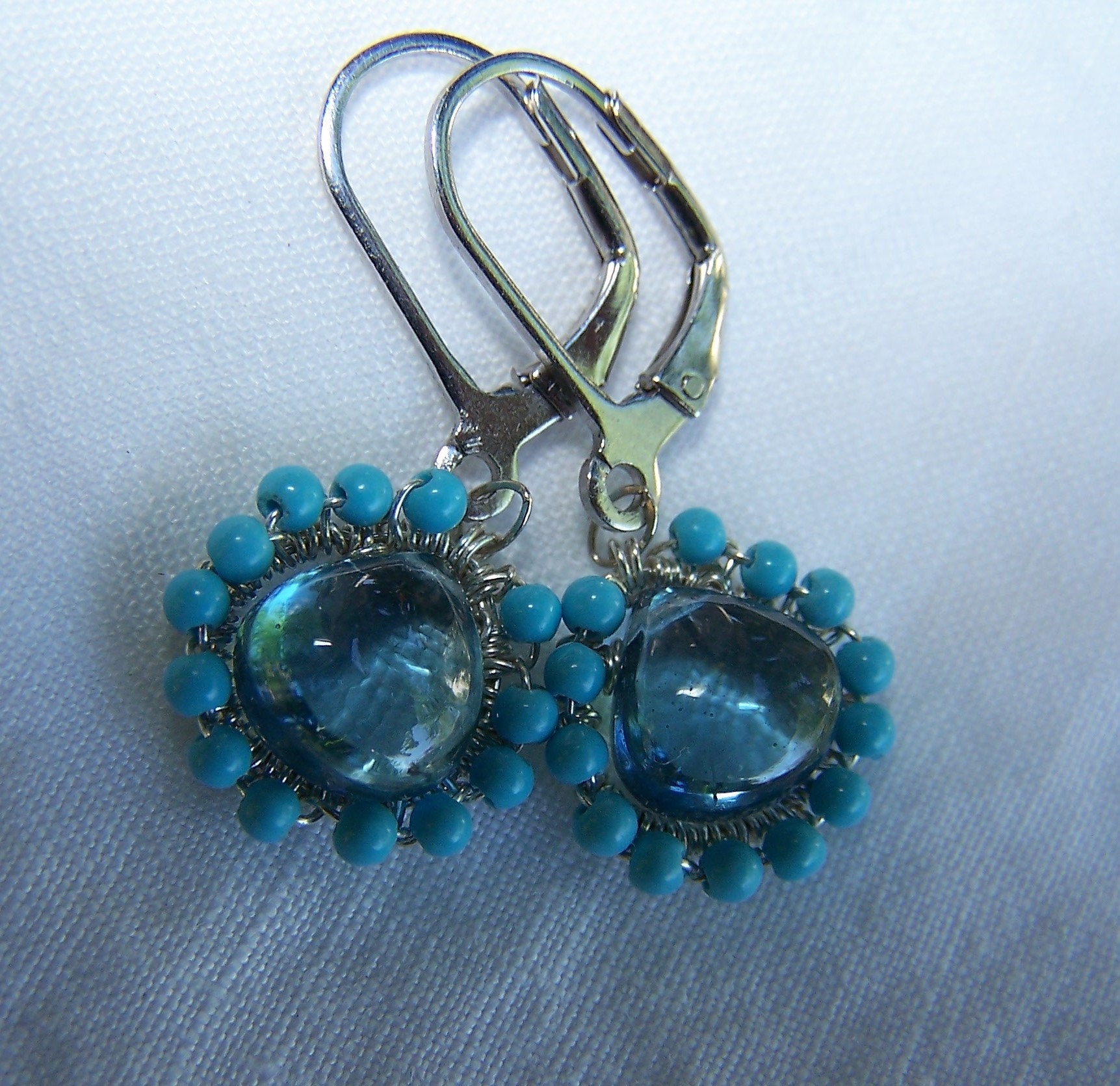 London Blue Topaz, Glatte Briolette, Winzige Dornröschen Türkis Ohrhaken London Blue Topaz, Glatte Briolette, Winzige Dornröschen Türkis Ohrhaken von JPGemJewels