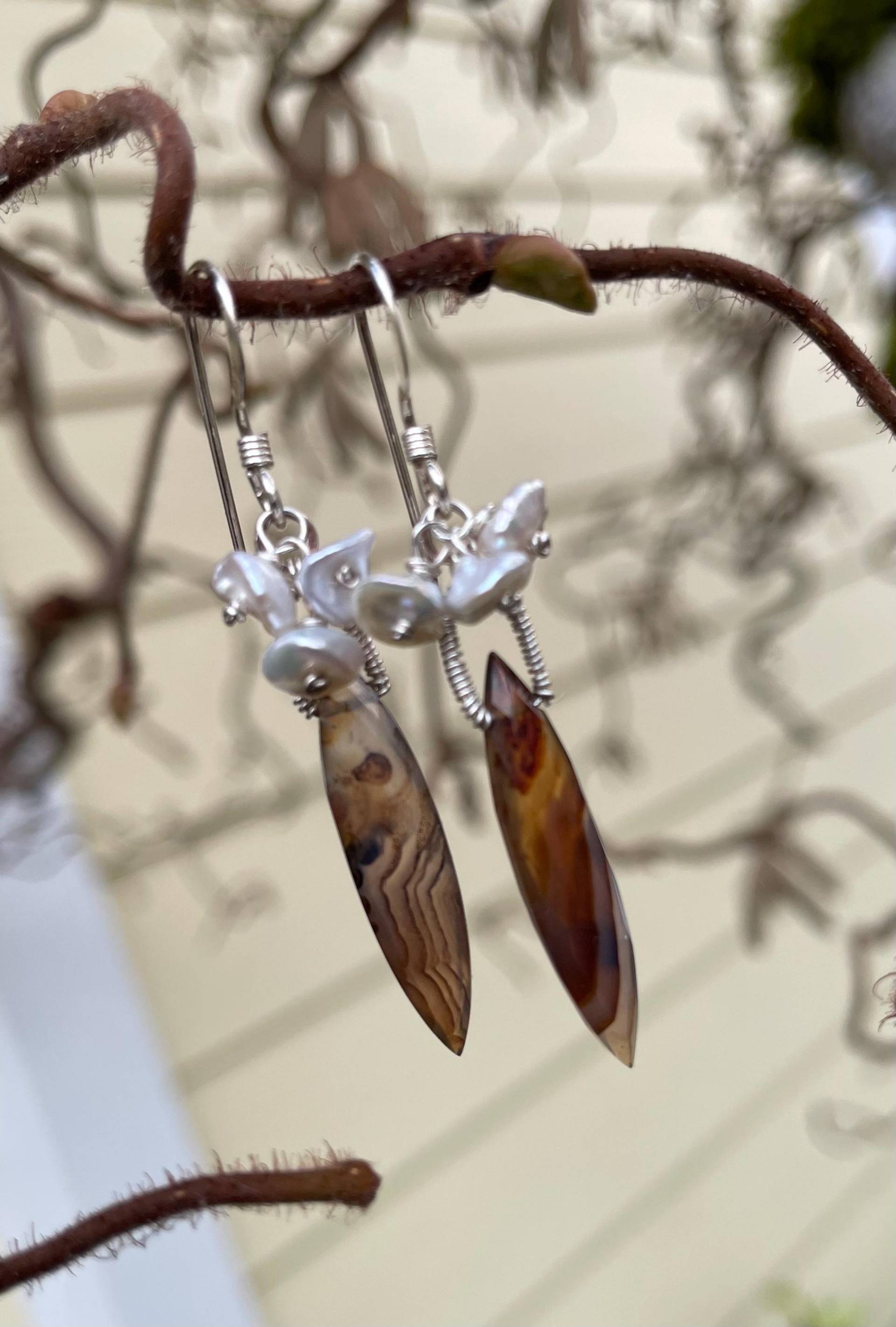 Montana Achat Briolette, Keshi Perlen, Sterling Silber Wickeln, Talisman Haken Stil Ohrhaken Montana Achat Briolette, Keshi Perlen, Sterling Silber Wickeln, Talisman Haken Stil Ohrhaken von JPGemJewels