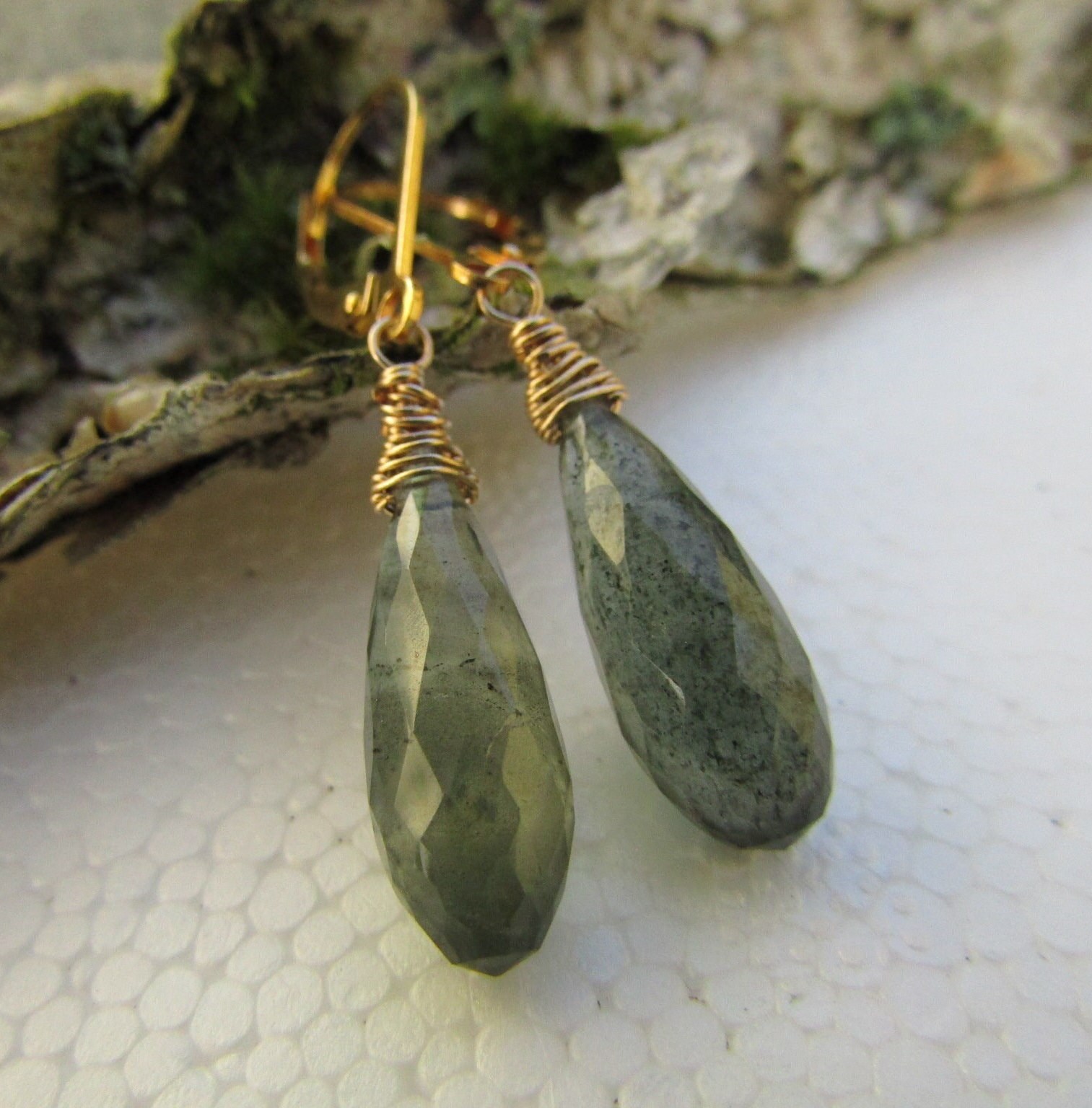 Moss Aquamarine Längliche Facettierte Brioletten Ohrringe, 14 K Gold Filled Brisur Moss Aquamarine Längliche Facettierte Brioletten Ohrringe, 14 K Gold Filled Brisur von JPGemJewels