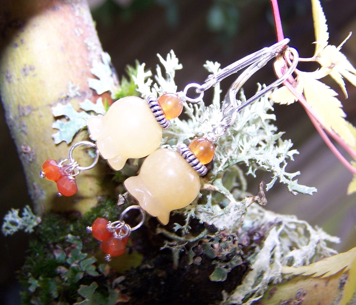 Natürliche Jade Geschnitzt, Maiglöckchen, Facettierte Karneol, Achat, Sterling Silber Klappbrisur von JPGemJewels