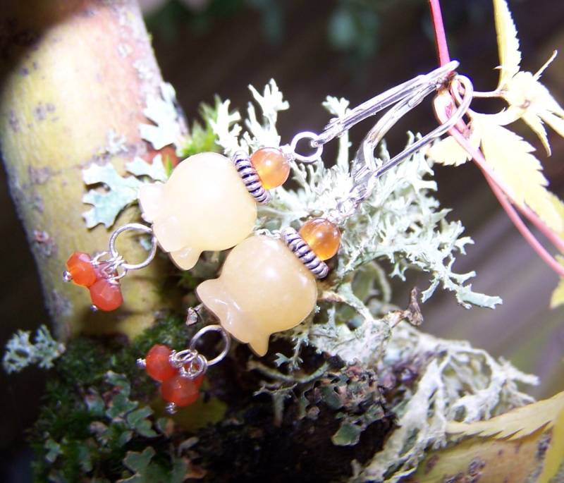 Natürliche Jade Geschnitzt, Maiglöckchen, Facettierte Karneol, Achat, Sterling Silber Klappbrisur von JPGemJewels