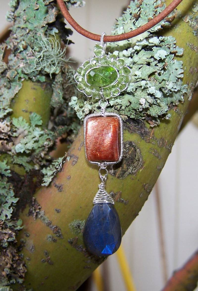 Peridot Rondelle, Sonnensteinkissen, Labradorit Briolette, Sterling Silber Coil Wrap, Lederband Peridot Rondelle, Sonnensteinkissen, Labradorit Briolette, Sterling Silber Coil Wrap, Lederband von JPGemJewels