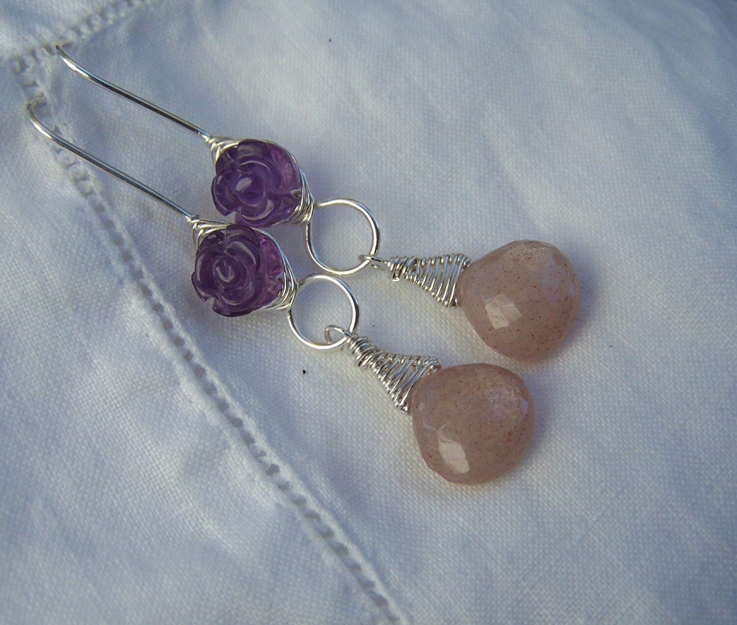 Pfirsich Mondstein Briolette, Geschnitzte Amethyst Blume, Sterling Silber Haken Stil Baumeln Ohrringe Pfirsich Mondstein Briolette, Geschnitzte Amethyst Blume, Sterling Silber Haken Stil Baumeln Ohrringe von JPGemJewels