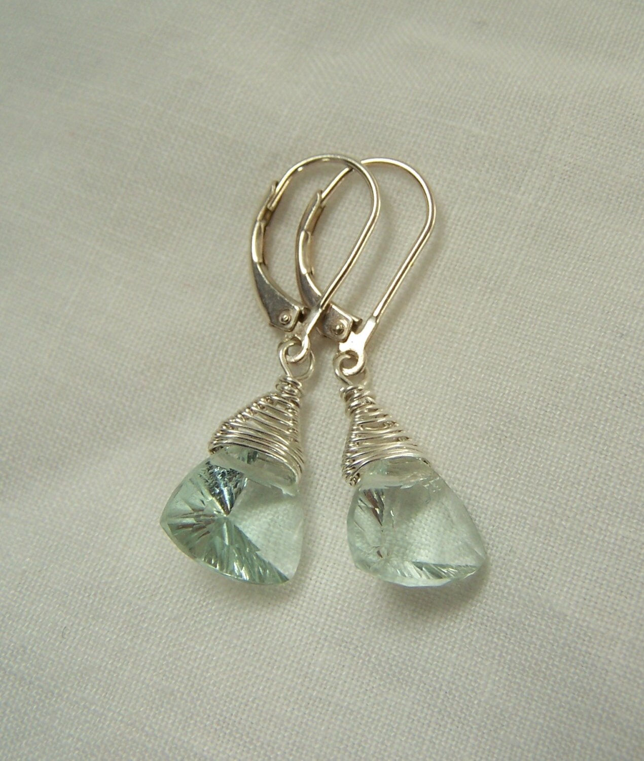 Prasiolit Grüner Amethyst, Briolett Im Trillionschliff, Sterling Silber, Brisuren Prasiolit Grüner Amethyst, Briolett Im Trillionschliff, Sterling Silber, Brisuren von JPGemJewels
