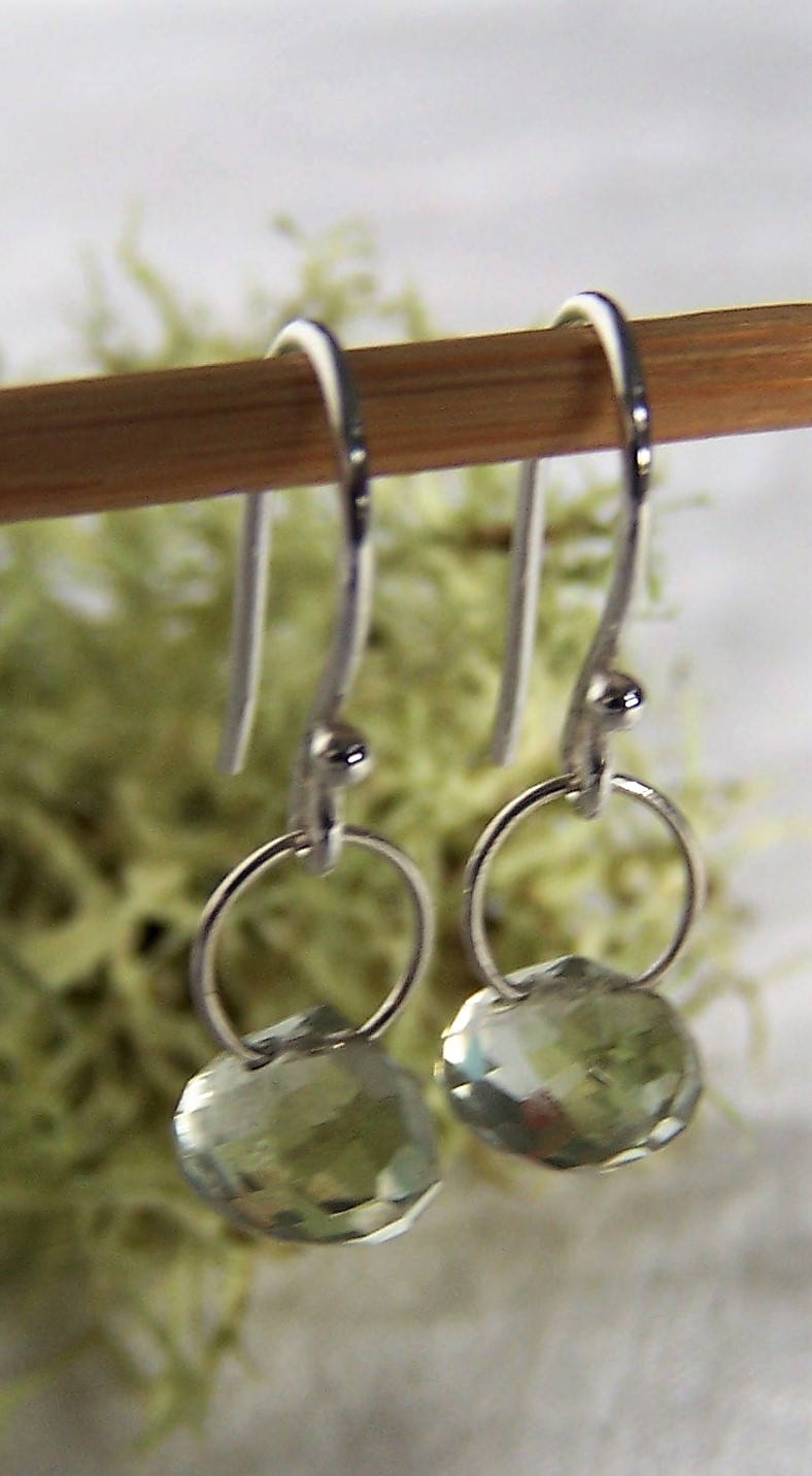 Prasiolith Grüner Amethyst, Kleine Onyx-Briolette, Anhängeröse Aus Sterling Silber, Ohrhänger Mit Haken Prasiolith Grüner Amethyst, Kleine Onyx-Briolette, Anhängeröse Aus Sterling Silber, Ohrhänger Mit Haken von JPGemJewels