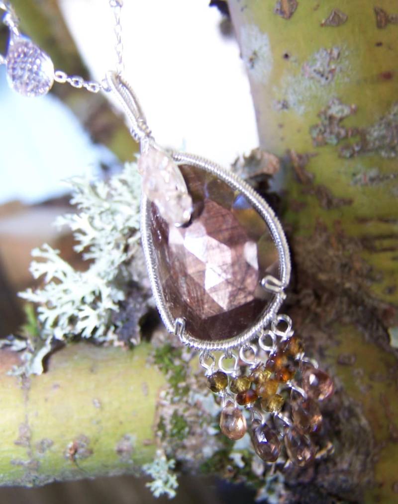 Schokoladen-Saphir-Briolette, Facettierte Scheibe Mit Rosenschliff, Sterlingsilber-Halskette Schokoladen-Saphir-Briolette, Facettierte Scheibe Mit Rosenschliff, Sterlingsilber-Halskette von JPGemJewels