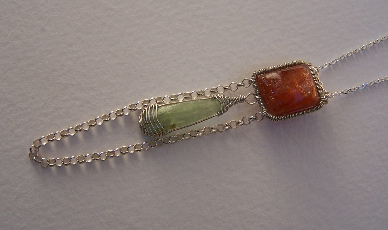 Sonnenstein Kissen, Grün Kyanit Briolett Sterling Silber Spule Gewickelt, Kette Sonnenstein Kissen, Grün Kyanit Briolett Sterling Silber Spule Gewickelt, Kette von JPGemJewels
