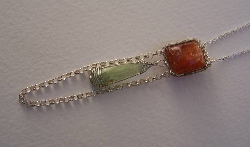 Sonnenstein Kissen, Grün Kyanit Briolett Sterling Silber Spule Gewickelt, Kette Sonnenstein Kissen, Grün Kyanit Briolett Sterling Silber Spule Gewickelt, Kette von JPGemJewels