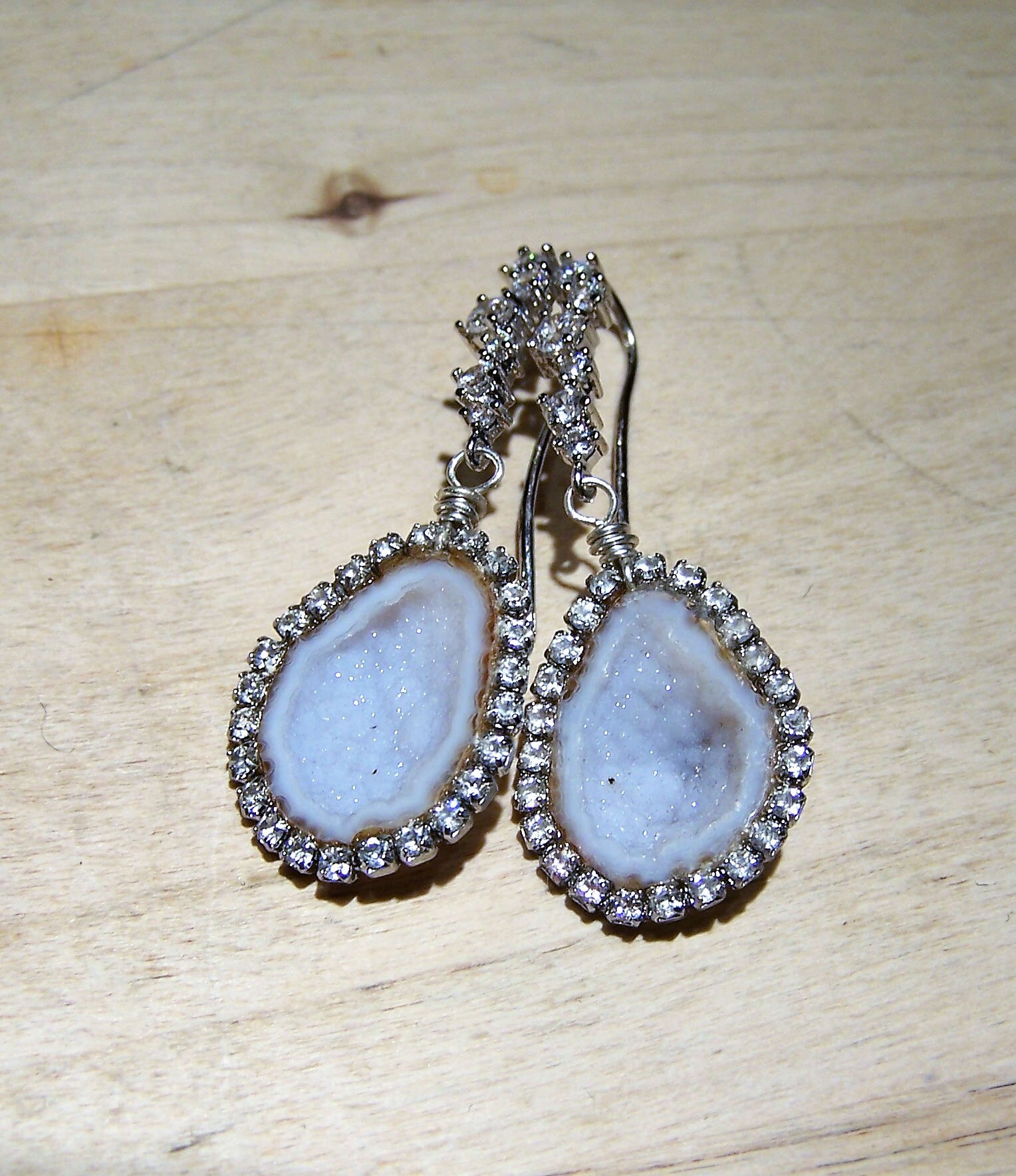 Tabasco Geode, Gefasst Mit Swarovski Kristallen, Sterling Silber Ohrhaken, Ohrringe Tabasco Geode, Gefasst Mit Swarovski Kristallen, Sterling Silber Ohrhaken, Ohrringe von JPGemJewels