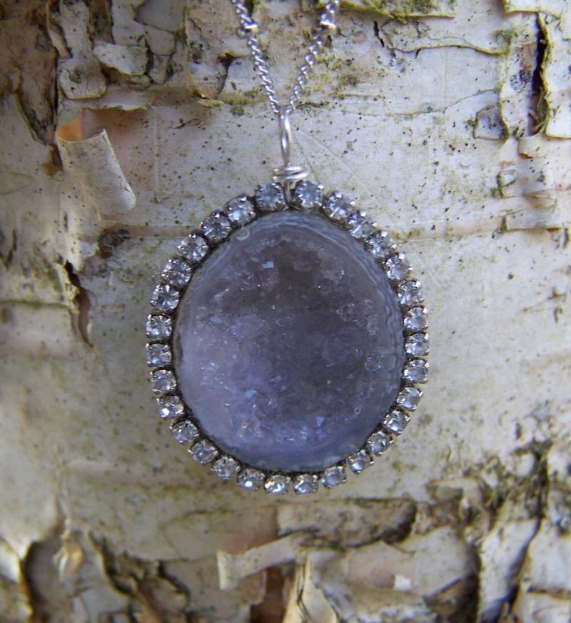 Tabasco Geode, Lünette Mit Swarovski Kristallen, Sterling Silber Kugel Und Kette Tabasco Geode, Lünette Mit Swarovski Kristallen, Sterling Silber Kugel Und Kette von JPGemJewels
