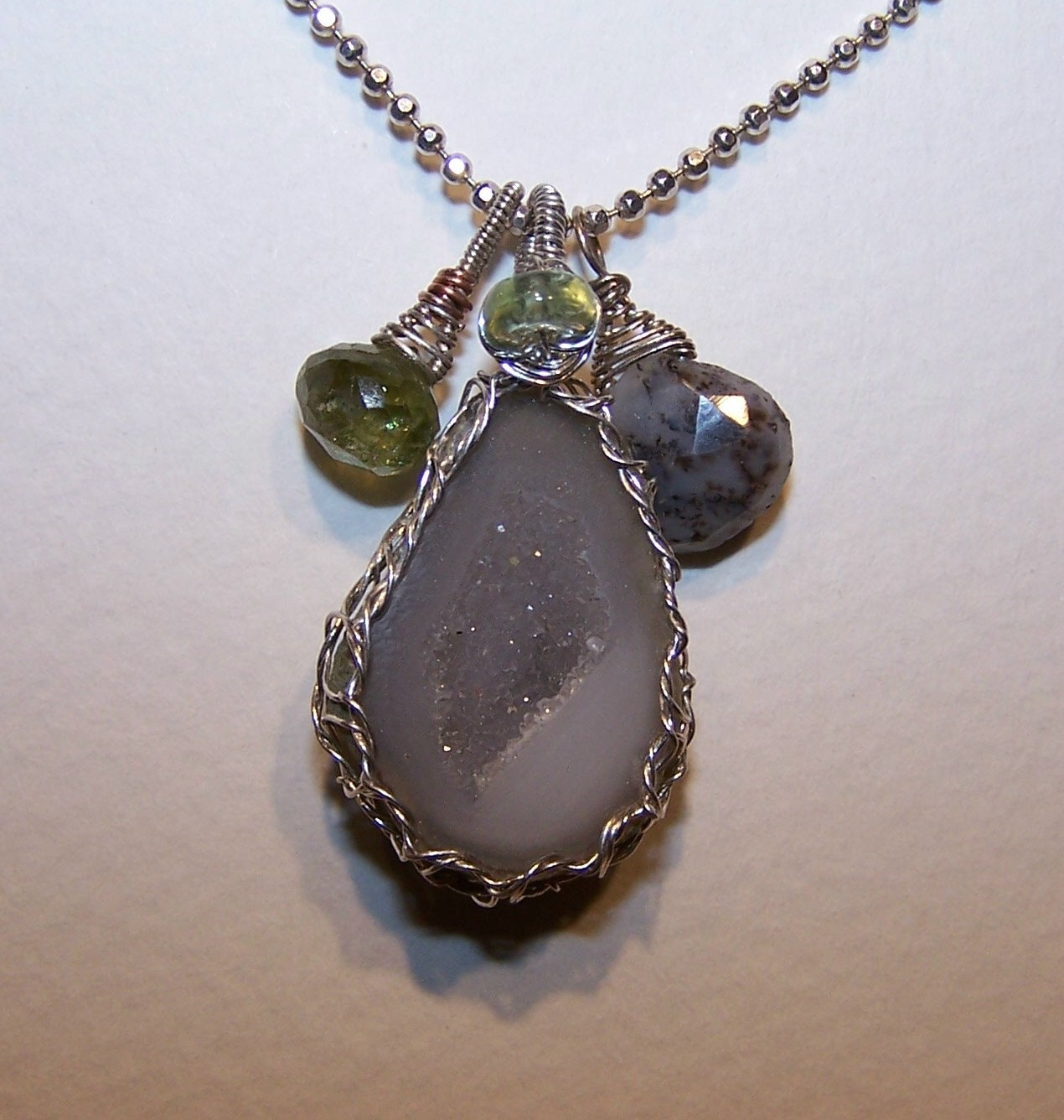 Tabasco Geode, Turmalin Dendritenopal, Sterling Silber Kugelkette Tabasco Geode, Turmalin Dendritenopal, Sterling Silber Kugelkette von JPGemJewels