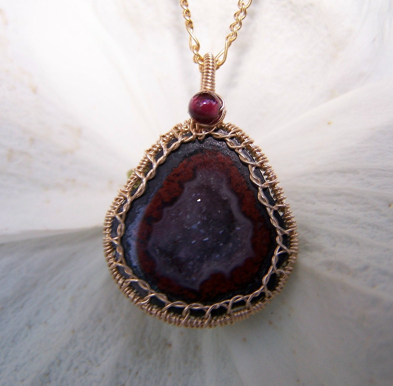 Tabasco Geode Druzy, 14K Goldfilled Wire Wrap, Granat, Anhänger Halskette Tabasco Geode Druzy, 14K Goldfilled Wire Wrap, Granat, Anhänger Halskette von JPGemJewels