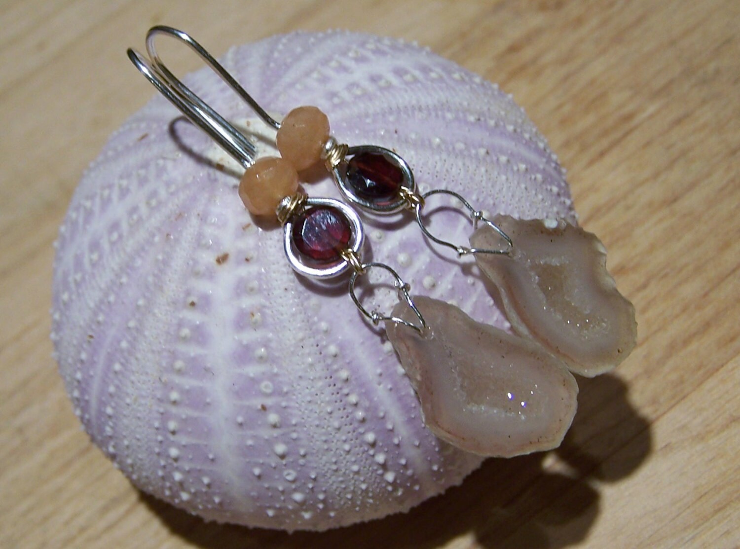 Tabasco Geode Druzy, Granat Münze, Paech Abventurine, Hook Style Ohrhaken Tabasco Geode Druzy, Granat Münze, Paech Abventurine, Hook Style Ohrhaken von JPGemJewels