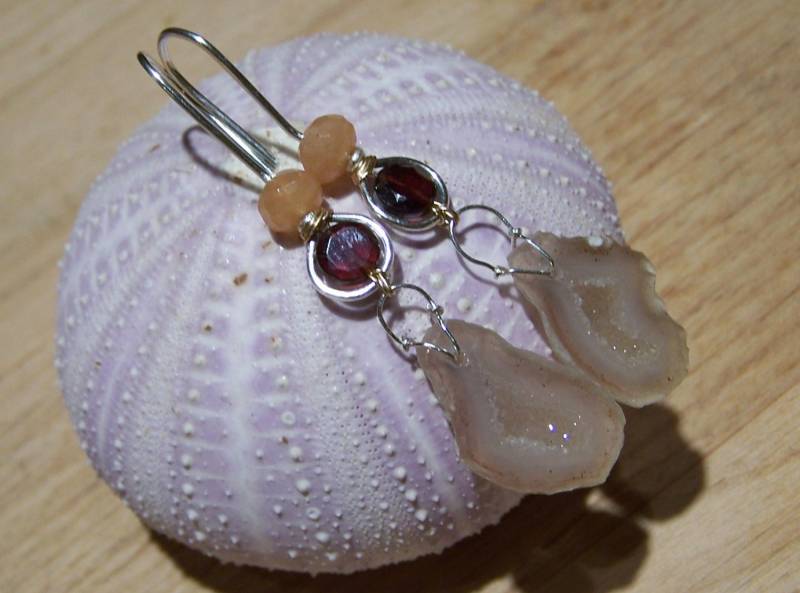 Tabasco Geode Druzy, Granat Münze, Paech Abventurine, Hook Style Ohrhaken Tabasco Geode Druzy, Granat Münze, Paech Abventurine, Hook Style Ohrhaken von JPGemJewels