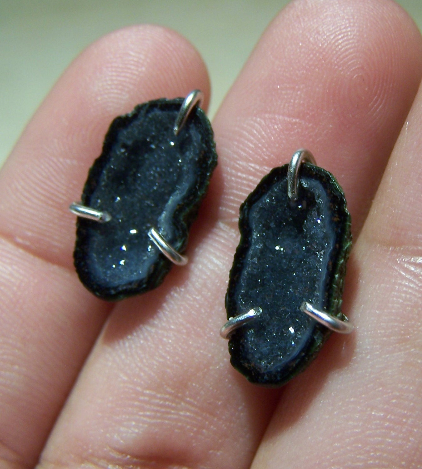 Tabasco Geode Druzy, Ohrhaken Aus Sterlingsilber Mit Krappenfassung Tabasco Geode Druzy, Ohrhaken Aus Sterlingsilber Mit Krappenfassung von JPGemJewels