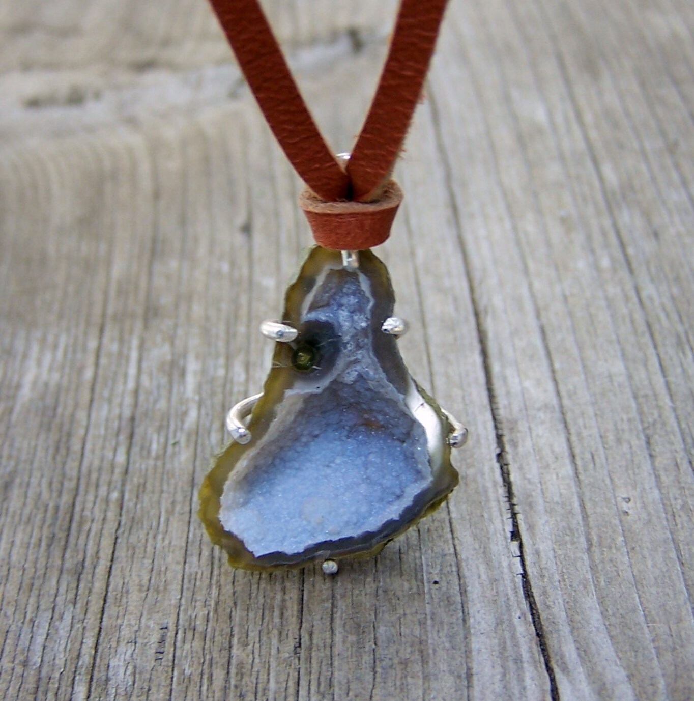 Tabasco Geode Druzy, Sterling Silber Krappenfassung, Lederband Tabasco Geode Druzy, Sterling Silber Krappenfassung, Lederband von JPGemJewels