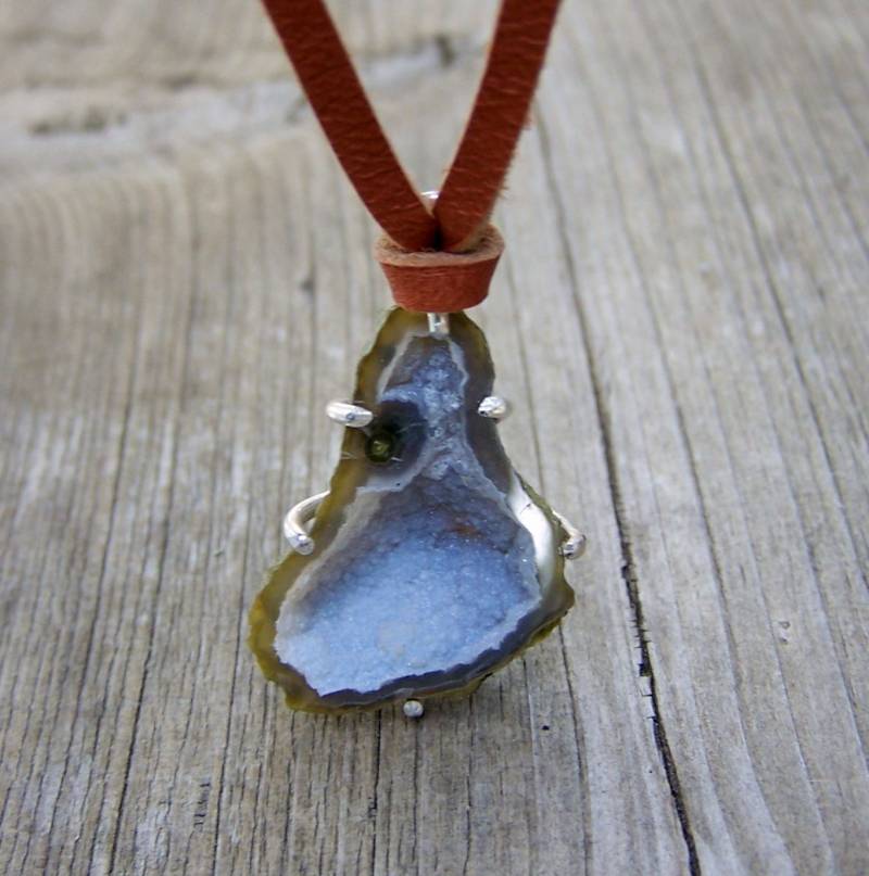 Tabasco Geode Druzy, Sterling Silber Krappenfassung, Lederband Tabasco Geode Druzy, Sterling Silber Krappenfassung, Lederband von JPGemJewels