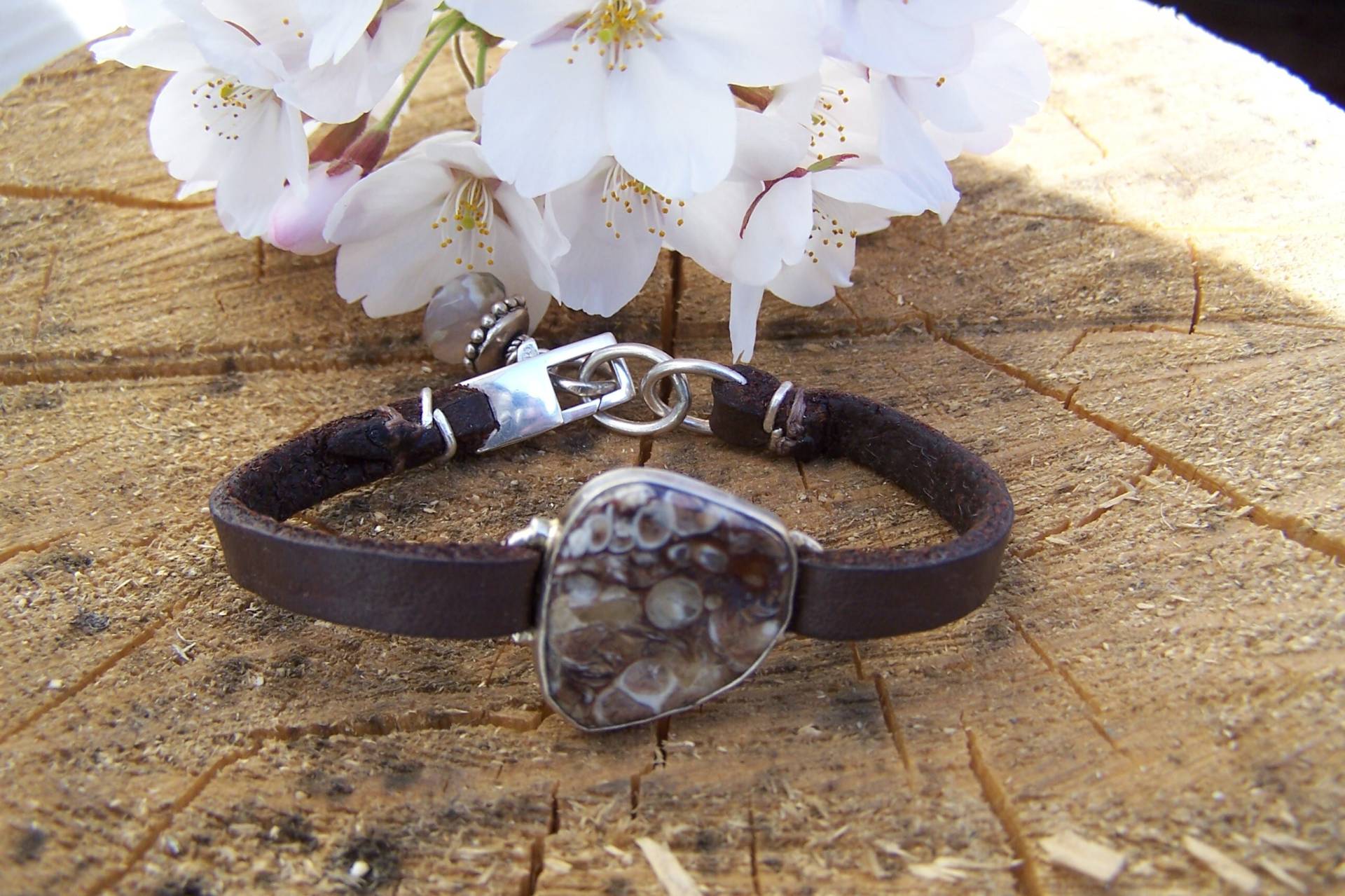 Turritella Achat Fossil, Sterling Silber, Armband Aus Braunem Leder Turritella Achat Fossil, Sterling Silber, Armband Aus Braunem Leder von JPGemJewels