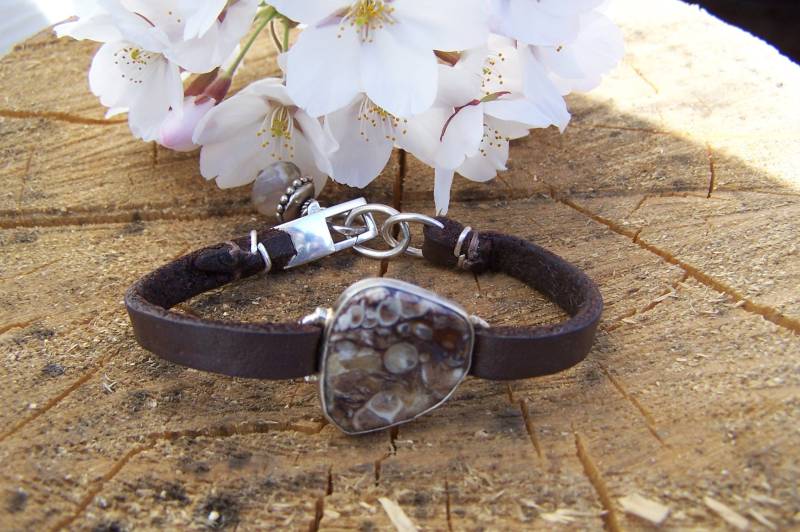 Turritella Achat Fossil, Sterling Silber, Armband Aus Braunem Leder Turritella Achat Fossil, Sterling Silber, Armband Aus Braunem Leder von JPGemJewels