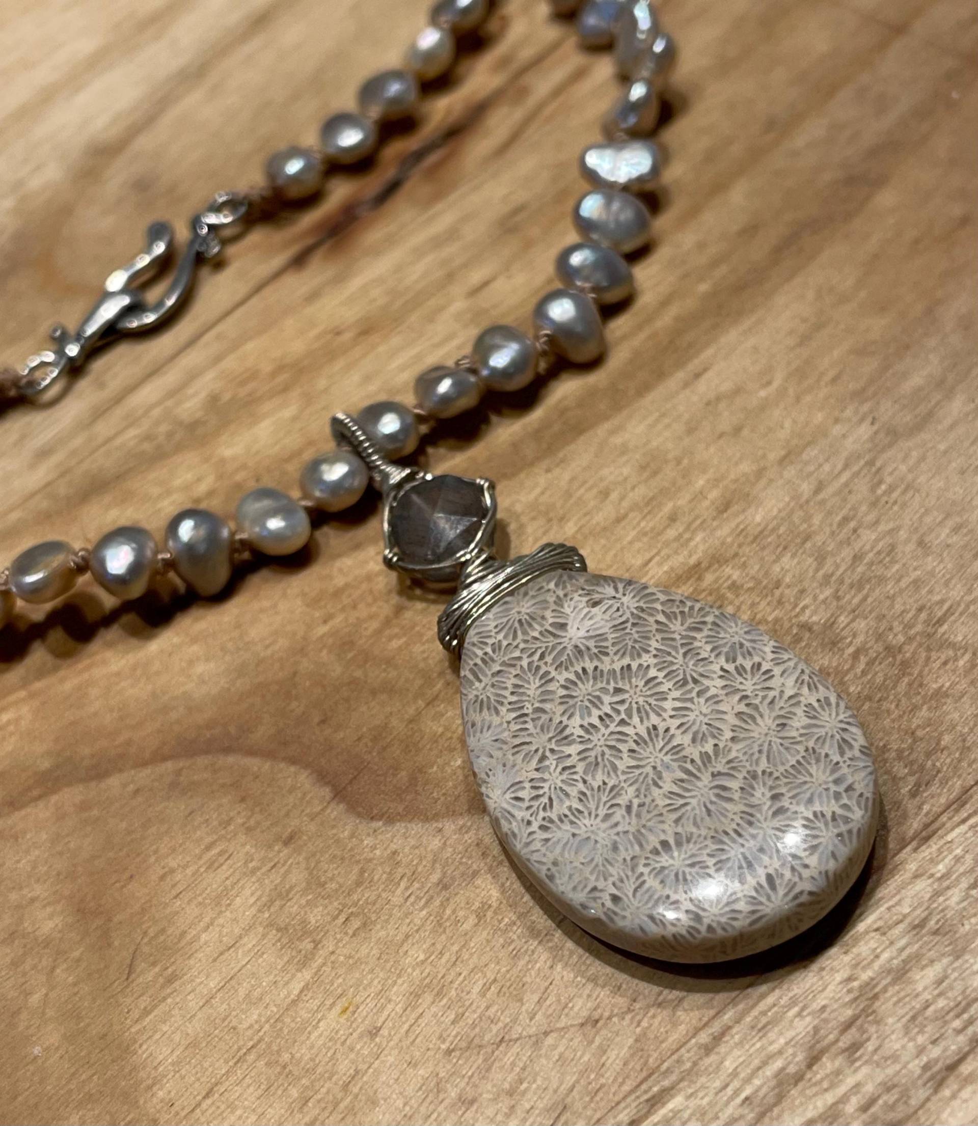 Versteinerte Koralle, Sterlingsilber Anhängeröse, Labradoeit Münze, Handgeknotete Silber/Pfirsich Seidenkette, Collier Versteinerte Koralle, Sterlingsilber Anhängeröse, Labradoeit Münze, Handgeknotete Silber/Pfirsich Seidenkette, Collier von JPGemJewels