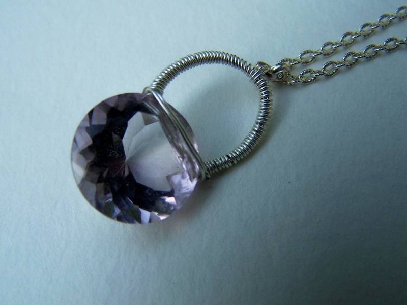 Violet Pink Amethyst Solitär, Halskette Mit Muster Violet Pink Amethyst Solitär, Halskette Mit Muster von JPGemJewels