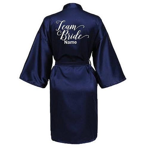 JPHCHSC Personalisierter Hochzeit Kimono Damen Satin Braut Bademantel Kurz Morgenmantel Team Bride Party Pajama mit Gürtel 102 von JPHCHSC