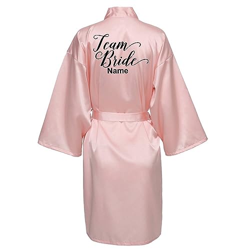 JPHCHSC Personalisierter Hochzeit Kimono Damen Satin Braut Bademantel Kurz Morgenmantel Team Bride Party Pajama mit Gürtel 102 von JPHCHSC