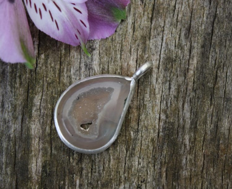 Graue Geode Sterling Silber Und 9K Gold Anhänger von JPMJewellery