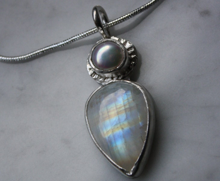 Regenbogen Mondstein Und Perle Sterling Silber Anhänger von JPMJewellery