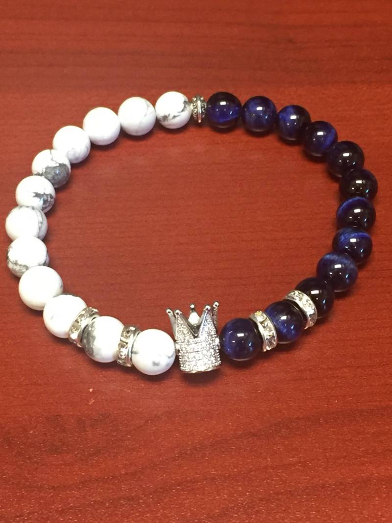 Blaues Tigerauge Und Weißes Marmor Armband Mit Silberfarbener Strasskrone Blaues Tigerauge Und Weißes Marmor Armband Mit Silberfarbener Strasskrone von JPSJDESIGNS