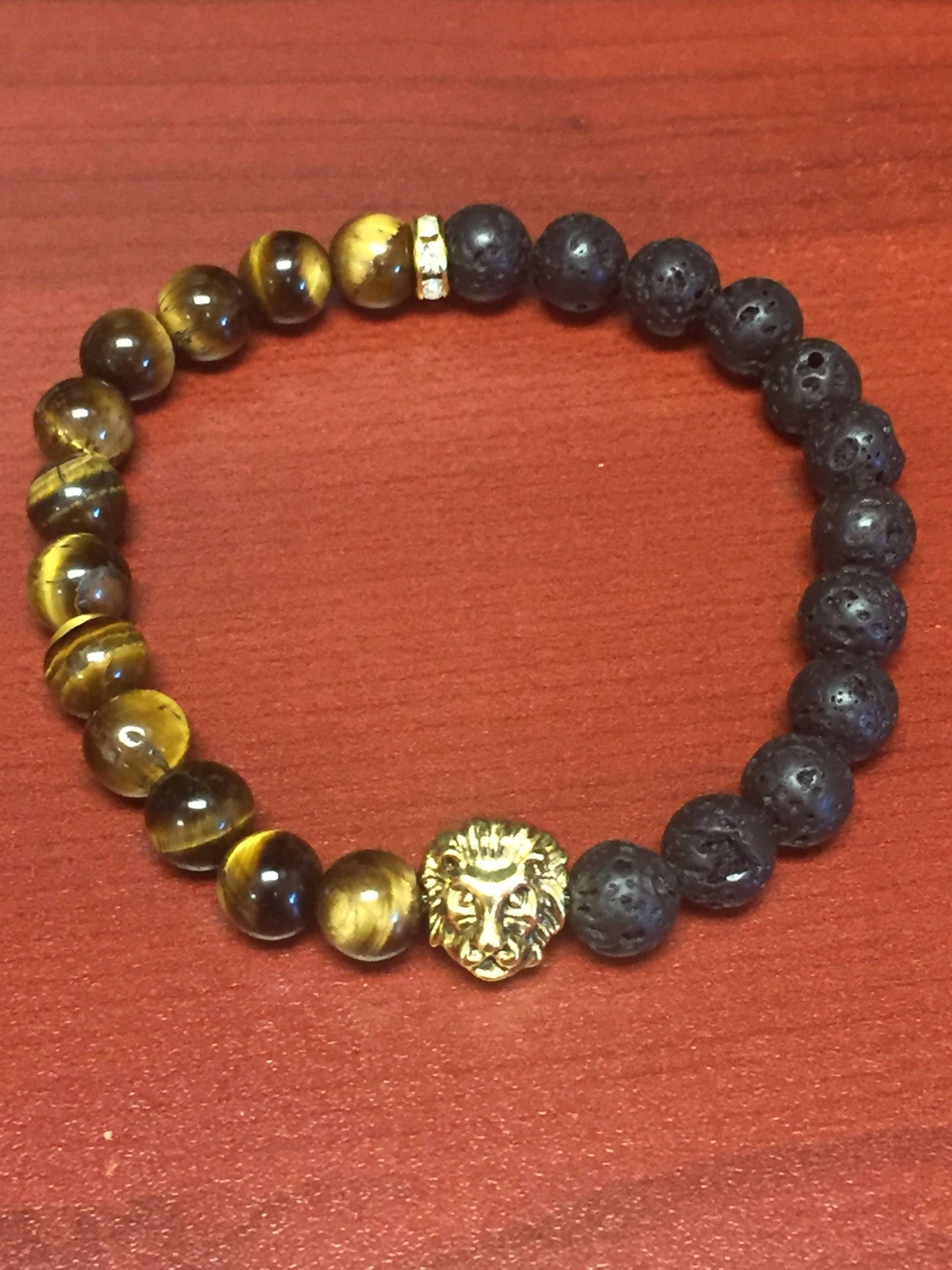 Braunes Tigerauge Armband Mit Schwarzen Lava Perlen Und Goldenem Löwenkopf Anhänger von JPSJDESIGNS