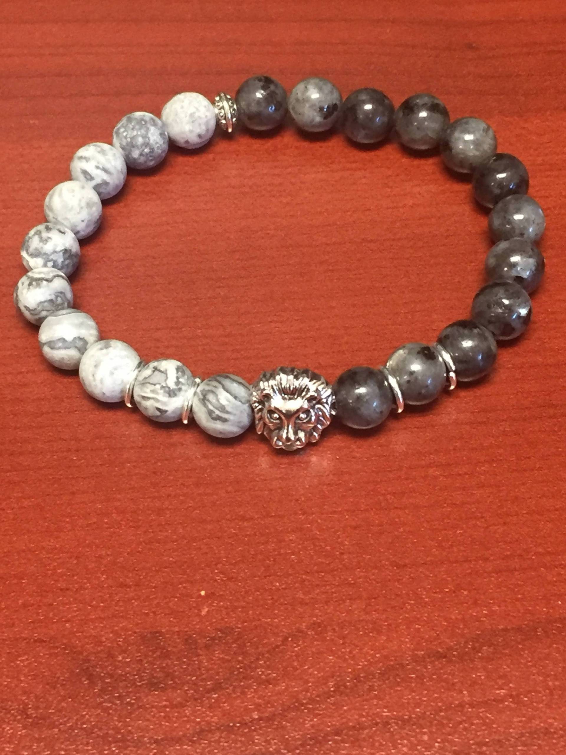 Dunkel Und Hellgraues Marmor Armband Mit Silbernem Löwen Anhänger von JPSJDESIGNS