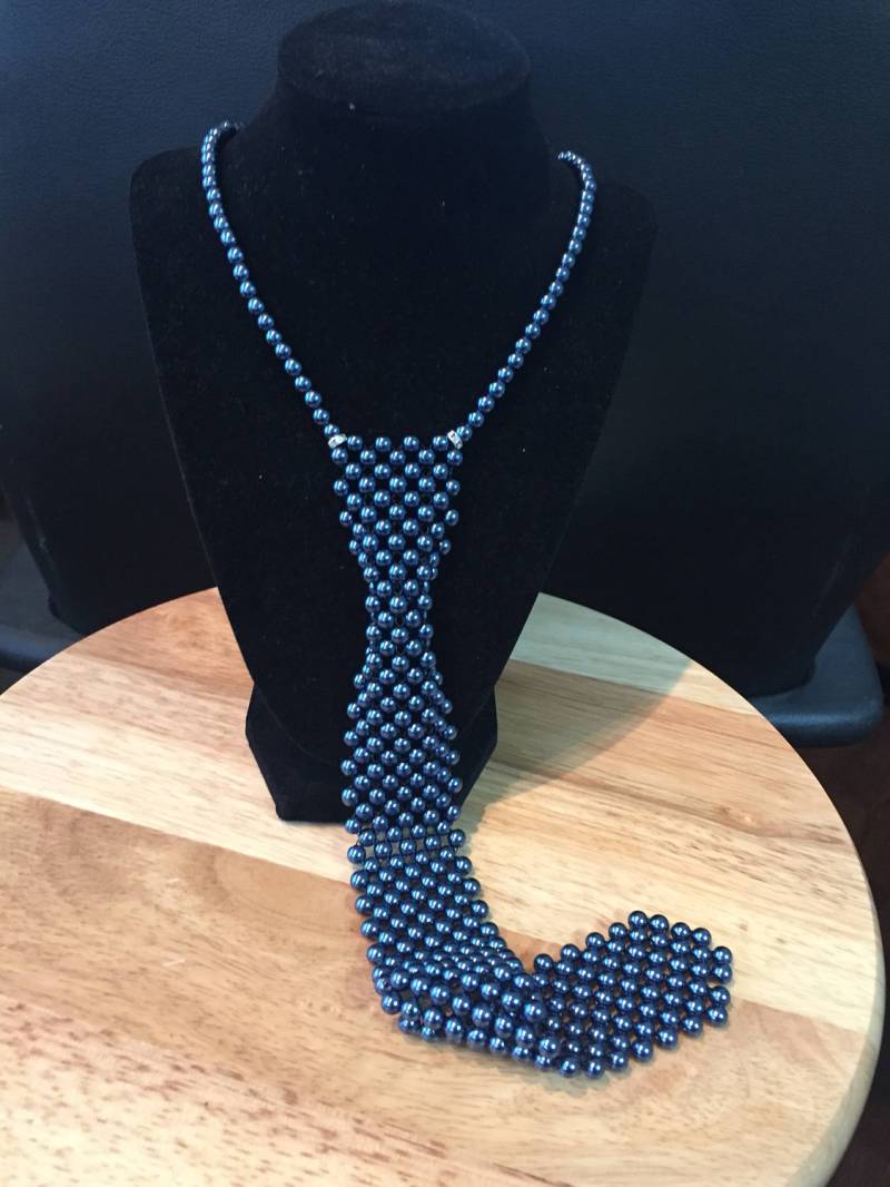 Dunkelblaue Perlen-Krawatte von JPSJDESIGNS