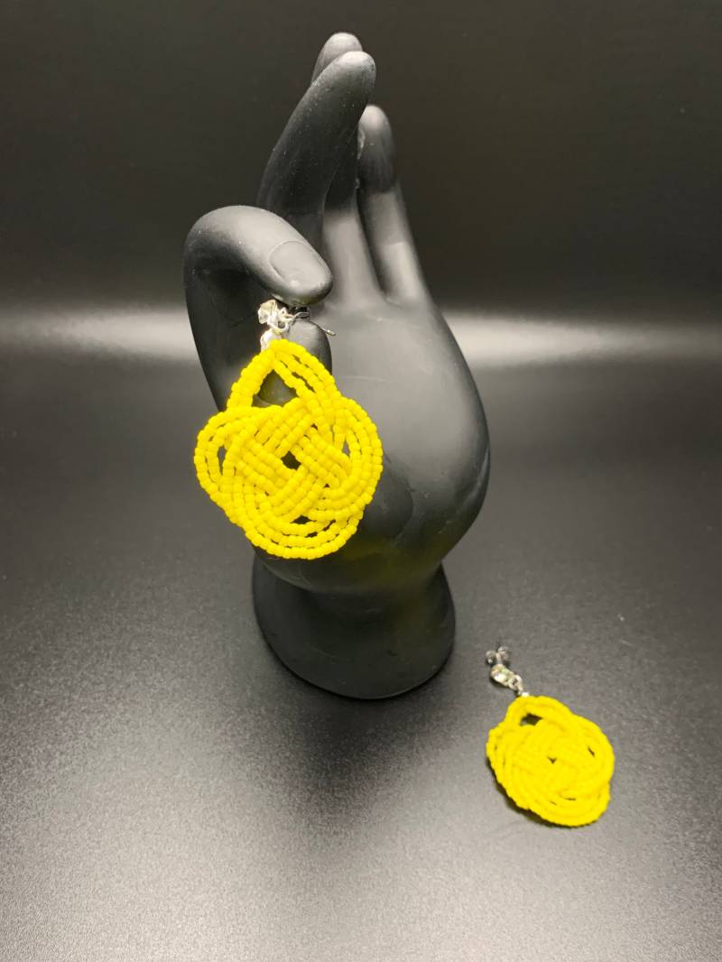 Kanariengelb Knoten Perlen Ohrringe Kanariengelb Knoten Perlen Ohrringe von JPSJDESIGNS