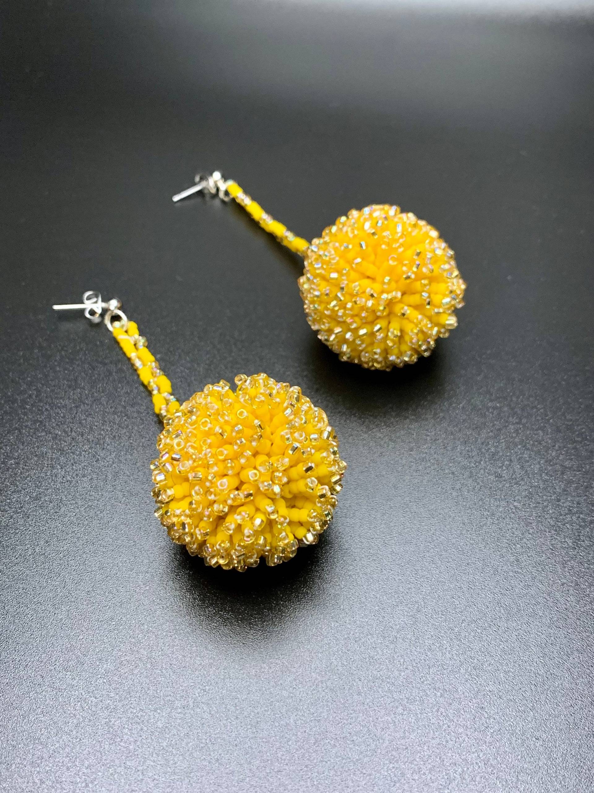 Kanariengelbe Pom Perlenkugel Ohrringe Mit Babygelben Spitzen Kanariengelbe Pom Perlenkugel Ohrringe Mit Babygelben Spitzen von JPSJDESIGNS
