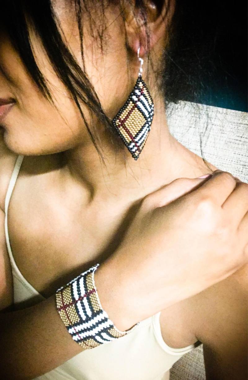 Karo Print Diamantförmige Perlen Ohrringe Und Passendes Armband von JPSJDESIGNS