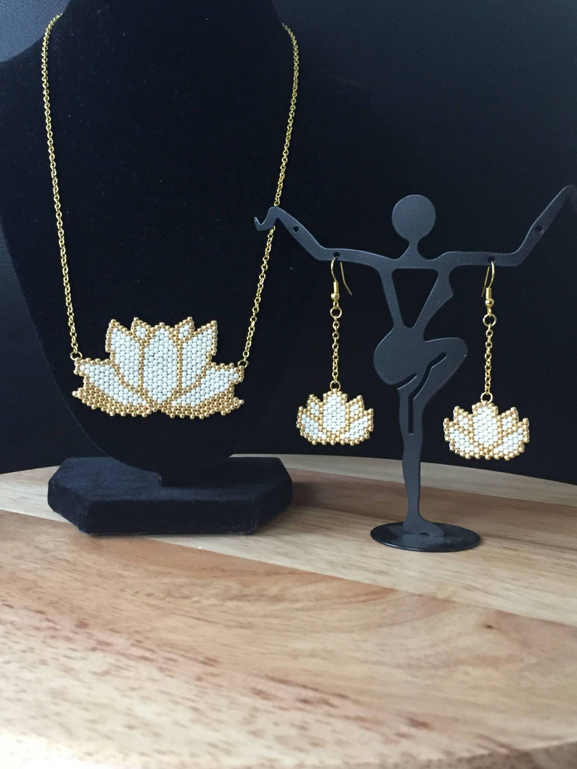 Lotusblume Creme Und Gold Set von JPSJDESIGNS
