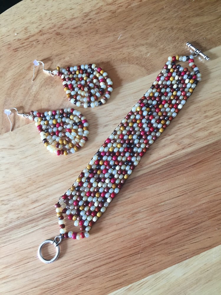 Mehrfarbiges Perlenarmband Und Ohrringe Set von JPSJDESIGNS