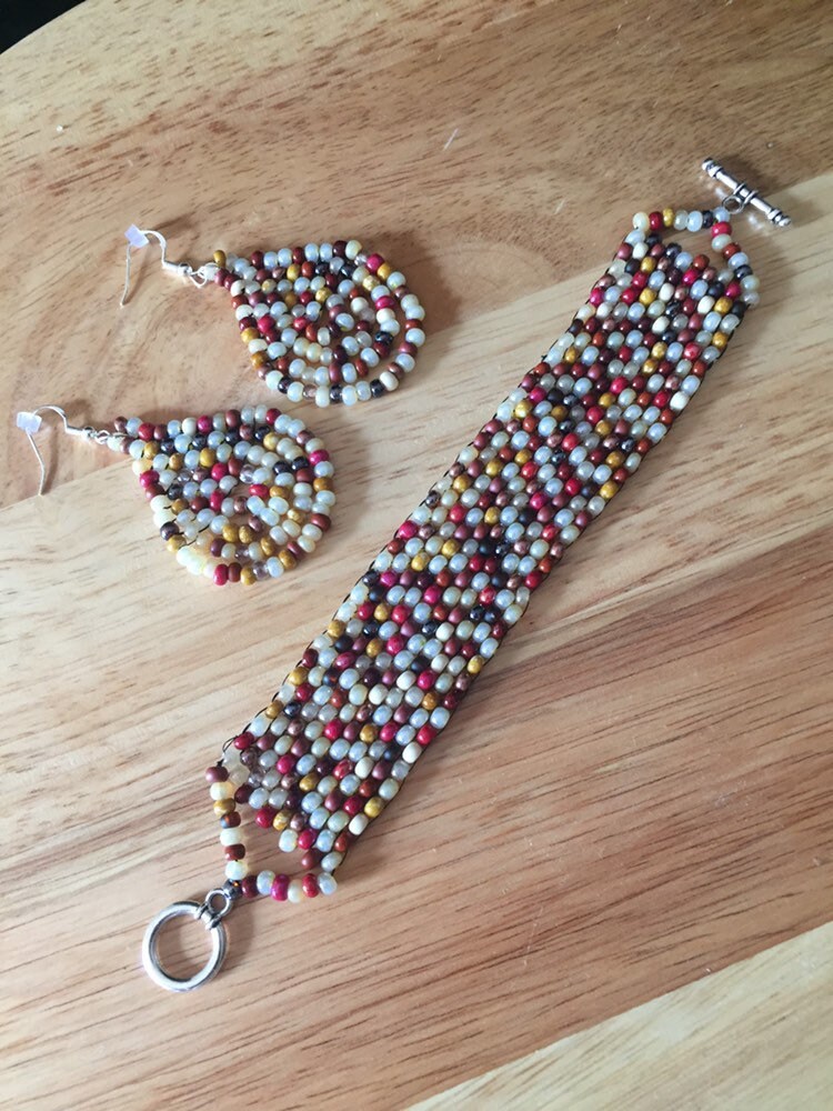 Mehrfarbiges Perlenarmband Und Ohrringe Set von JPSJDESIGNS
