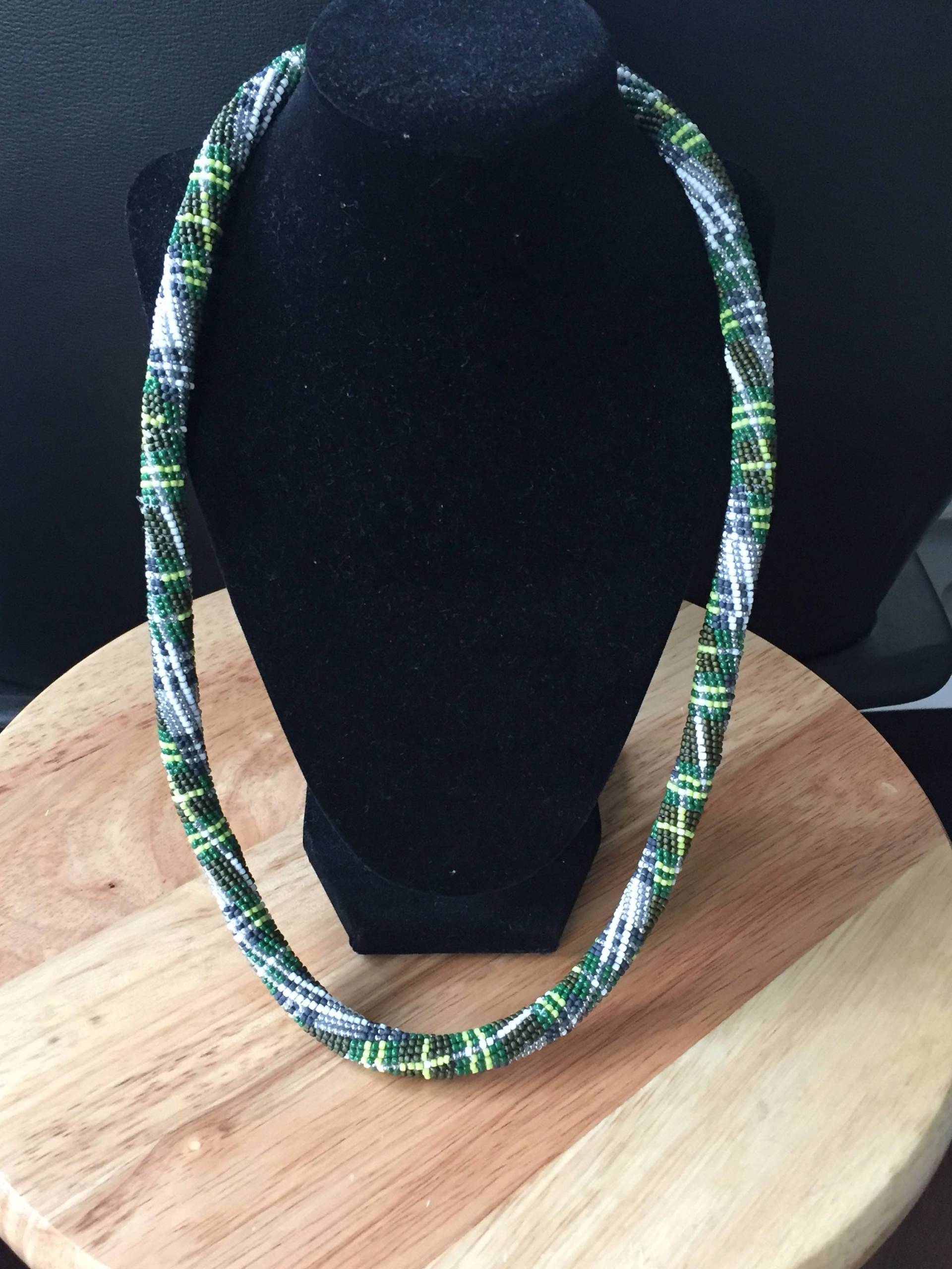 Perlenkette Mit Grünen Karo Print Perlenkette Mit Grünen Karo Print von JPSJDESIGNS