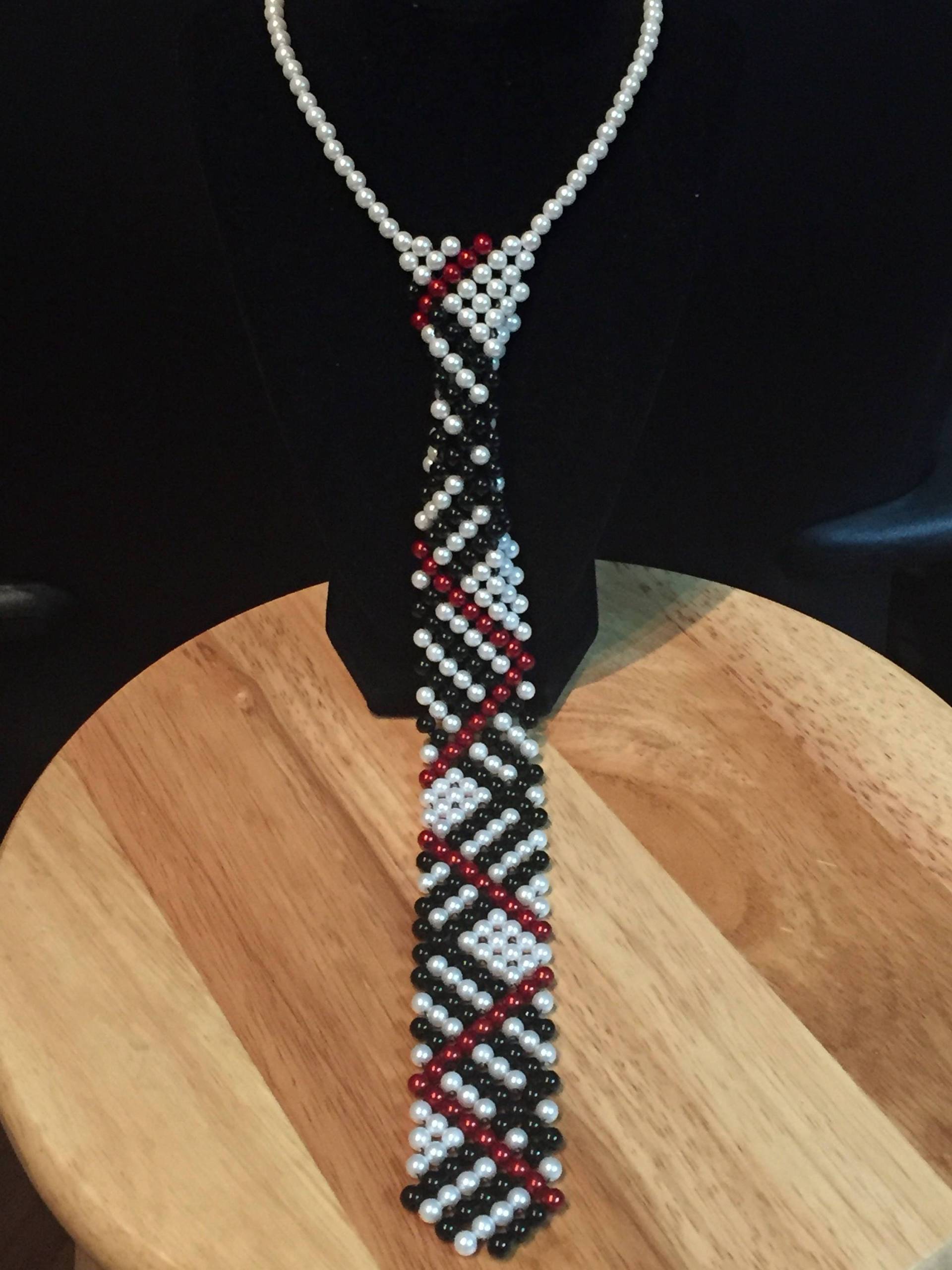 Perlenkrawatte Mit Karomuster Perlenkrawatte Mit Karomuster von JPSJDESIGNS