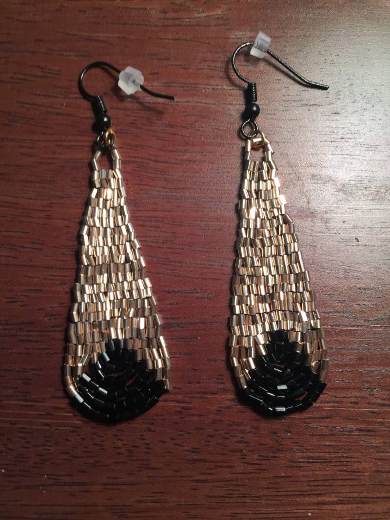 Perlenohrringe in Silber Und Schwarz Gold Schwarz, Einzeln Erhältlich Perlenohrringe in Silber Und Schwarz Gold Schwarz, Einzeln Erhältlich von JPSJDESIGNS