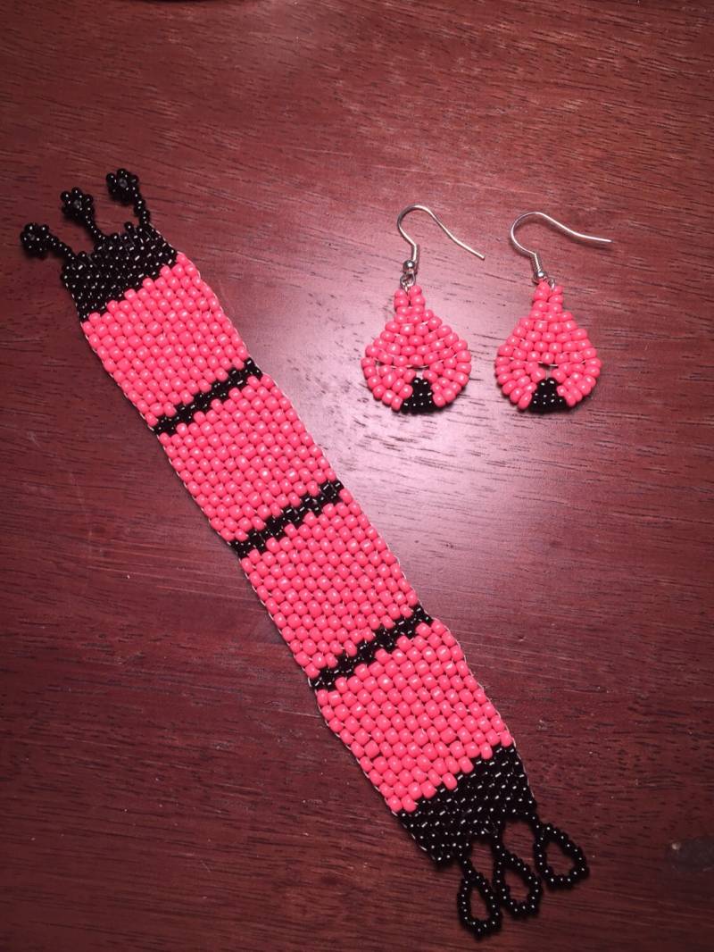 Rosa Und Schwarze Ohrringe Armband Set Rosa Und Schwarze Ohrringe Armband Set von JPSJDESIGNS