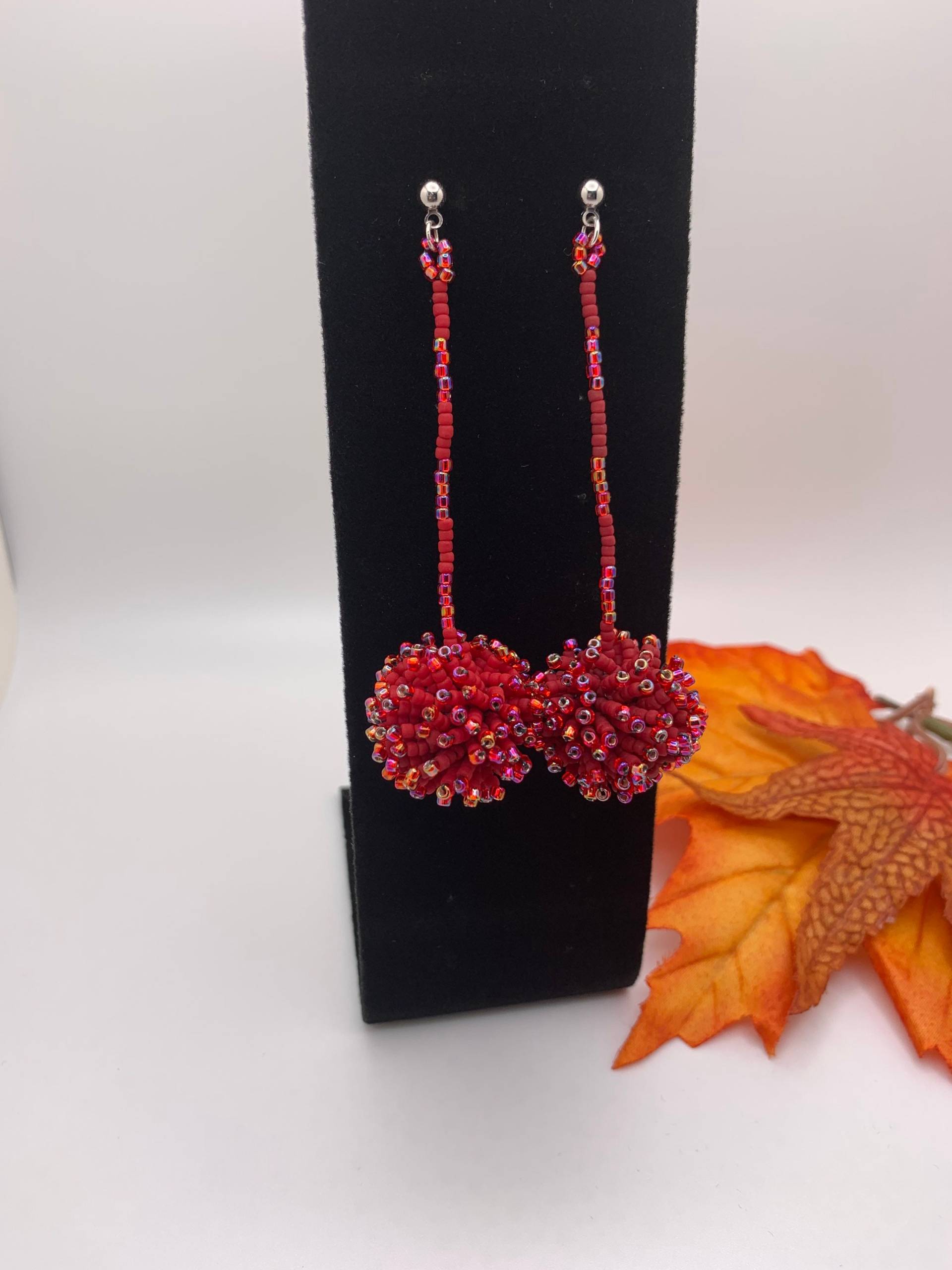 Rote Pom Perlen Hängeohrringe Mit Glänzenden Spitzen Rote Pom Perlen Hängeohrringe Mit Glänzenden Spitzen von JPSJDESIGNS
