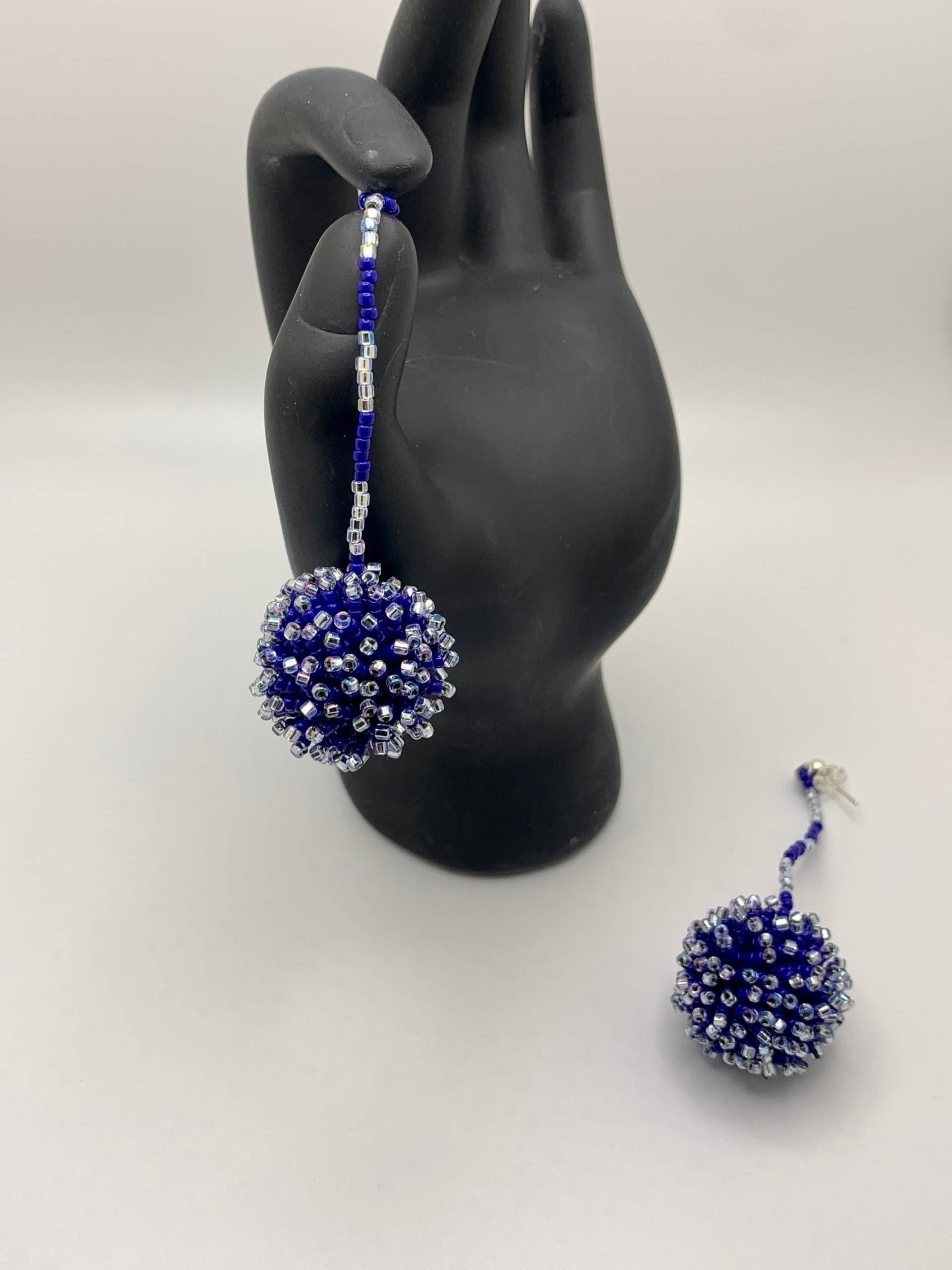 Royal Blue Pom Ohrringe Mit Hellblauen Spitzen Royal Blue Pom Ohrringe Mit Hellblauen Spitzen von JPSJDESIGNS
