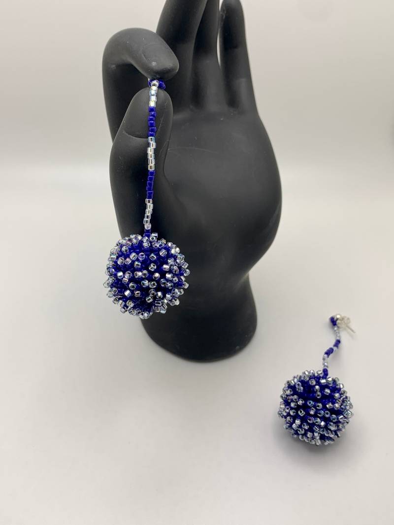 Royal Blue Pom Ohrringe Mit Hellblauen Spitzen Royal Blue Pom Ohrringe Mit Hellblauen Spitzen von JPSJDESIGNS