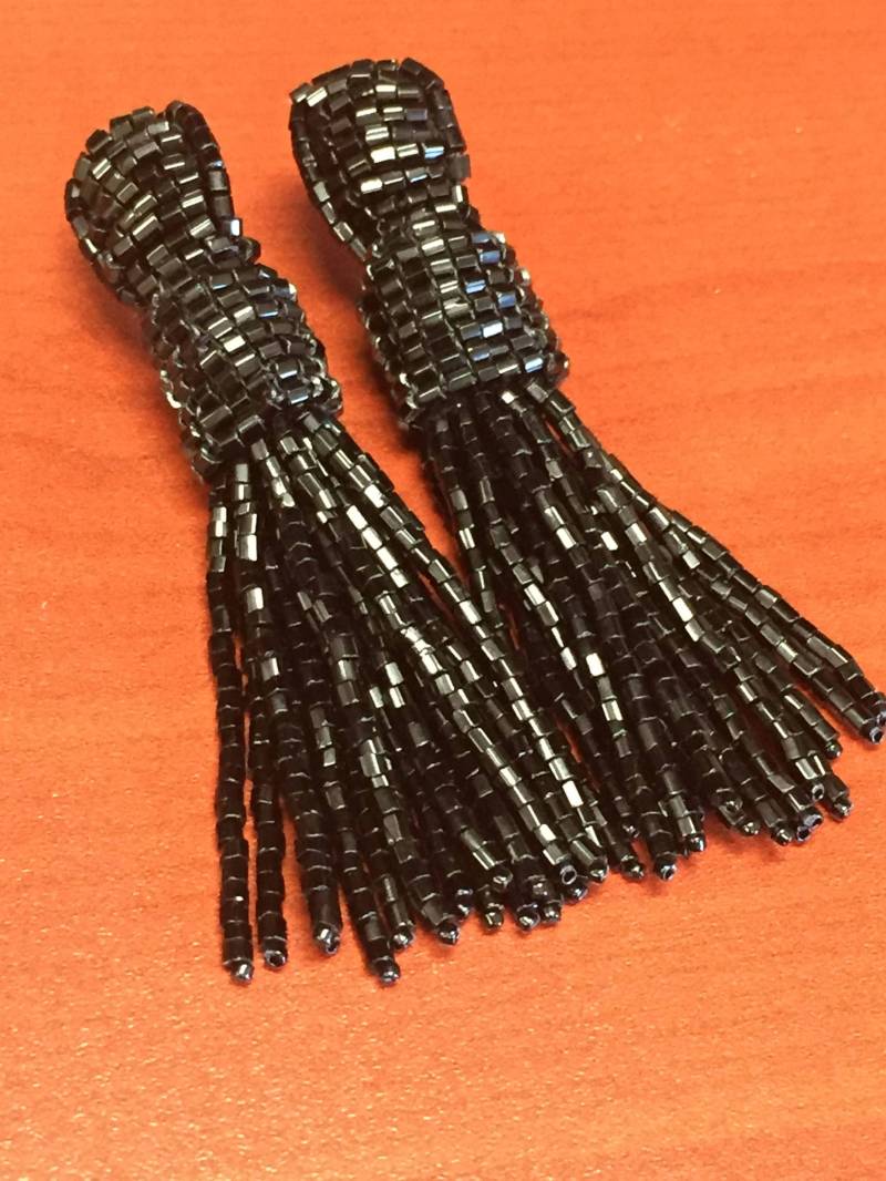 Schwarze Hängeohrringe Mit Glitzerperlen Schwarze Hängeohrringe Mit Glitzerperlen von JPSJDESIGNS