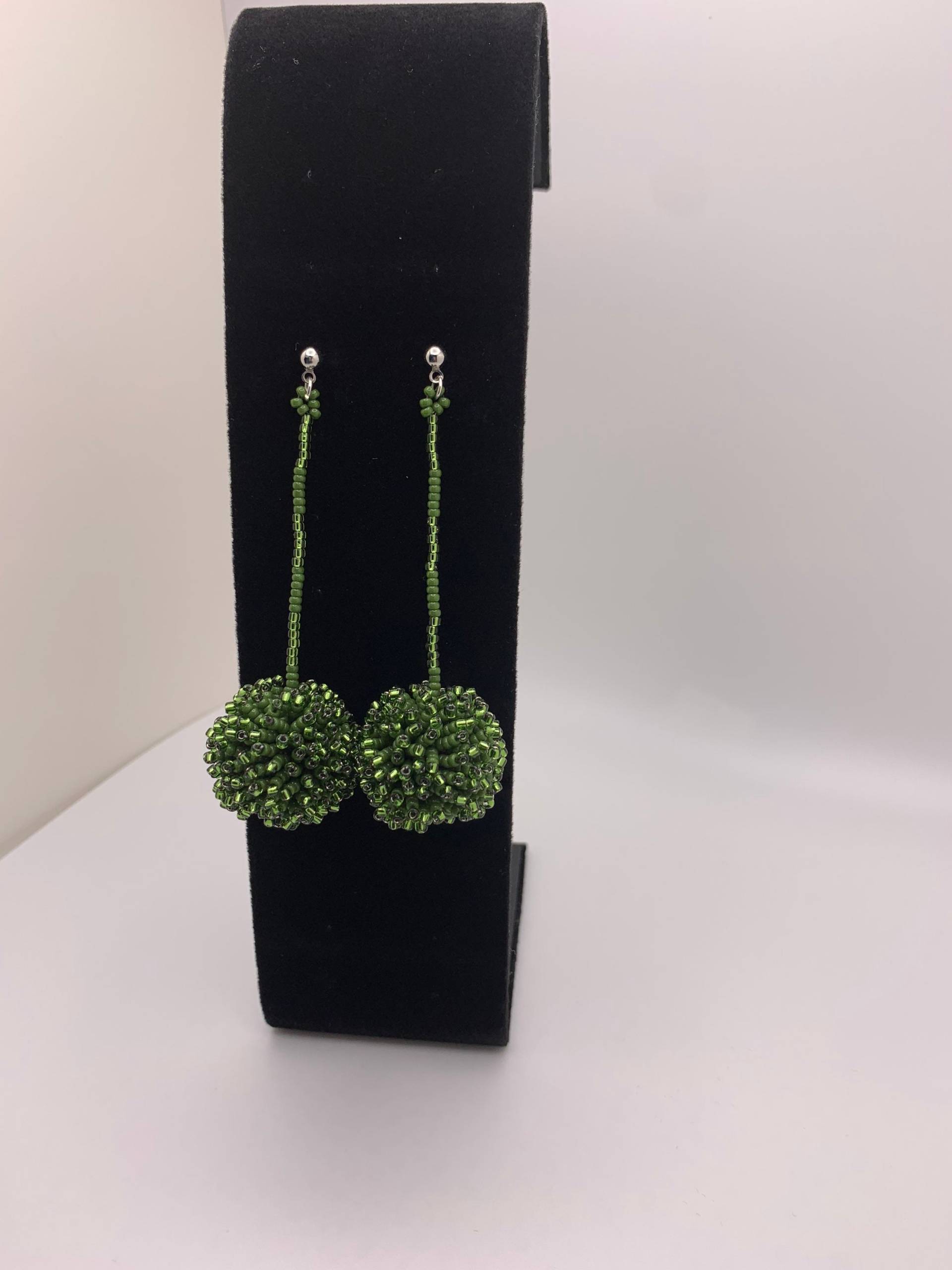 Waldgrüne Perlen Pom Ohrringe Mit Glänzenden Spitzen Waldgrüne Perlen Pom Ohrringe Mit Glänzenden Spitzen von JPSJDESIGNS
