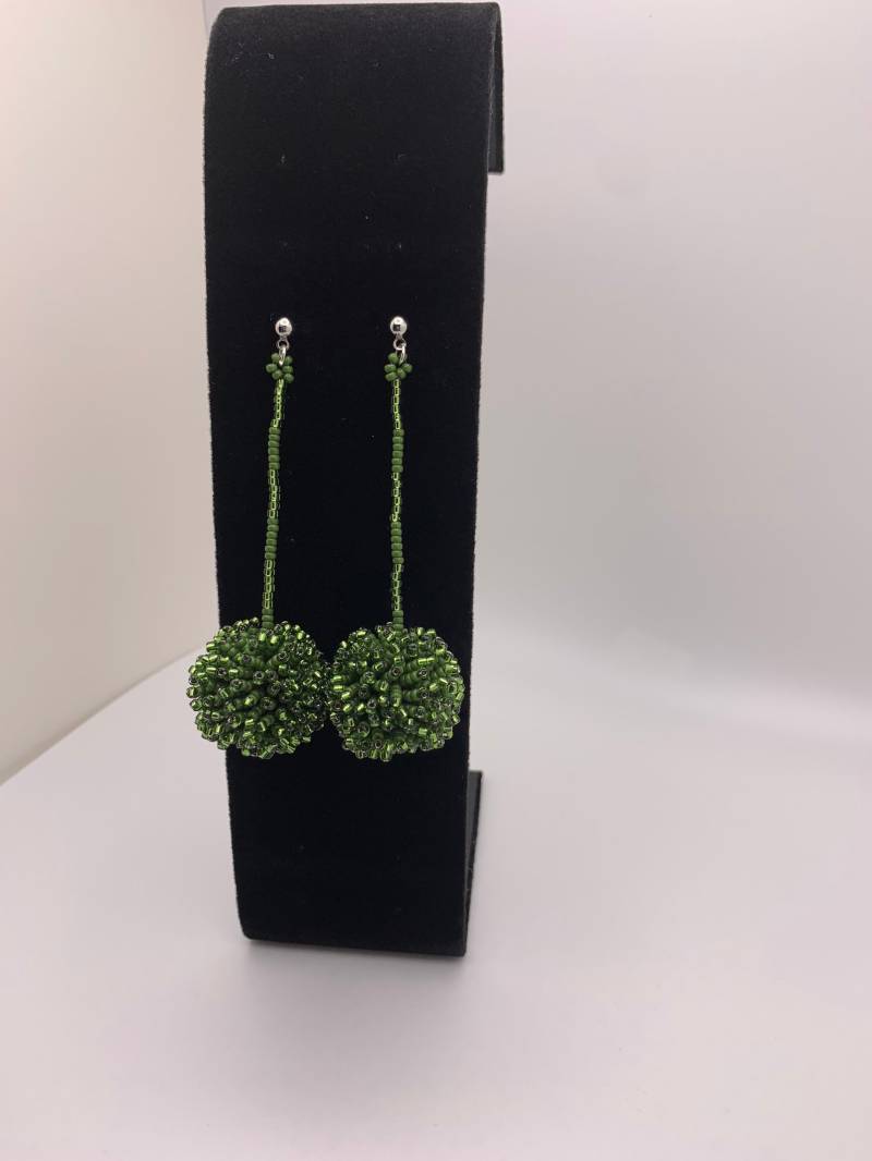 Waldgrüne Perlen Pom Ohrringe Mit Glänzenden Spitzen Waldgrüne Perlen Pom Ohrringe Mit Glänzenden Spitzen von JPSJDESIGNS